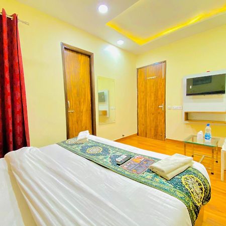 Hotel Holiday First 300 Meter From Golden Temple Amritsar Exteriör bild