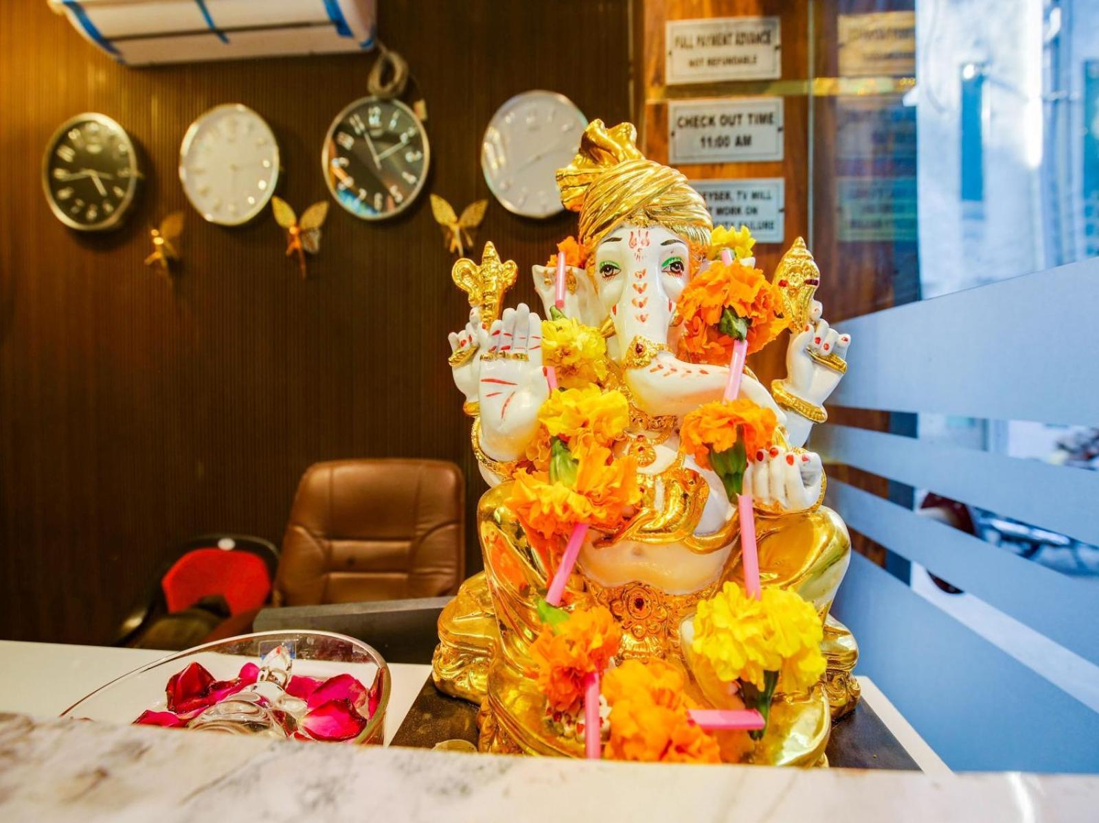 Hotel Holiday First 300 Meter From Golden Temple Amritsar Exteriör bild