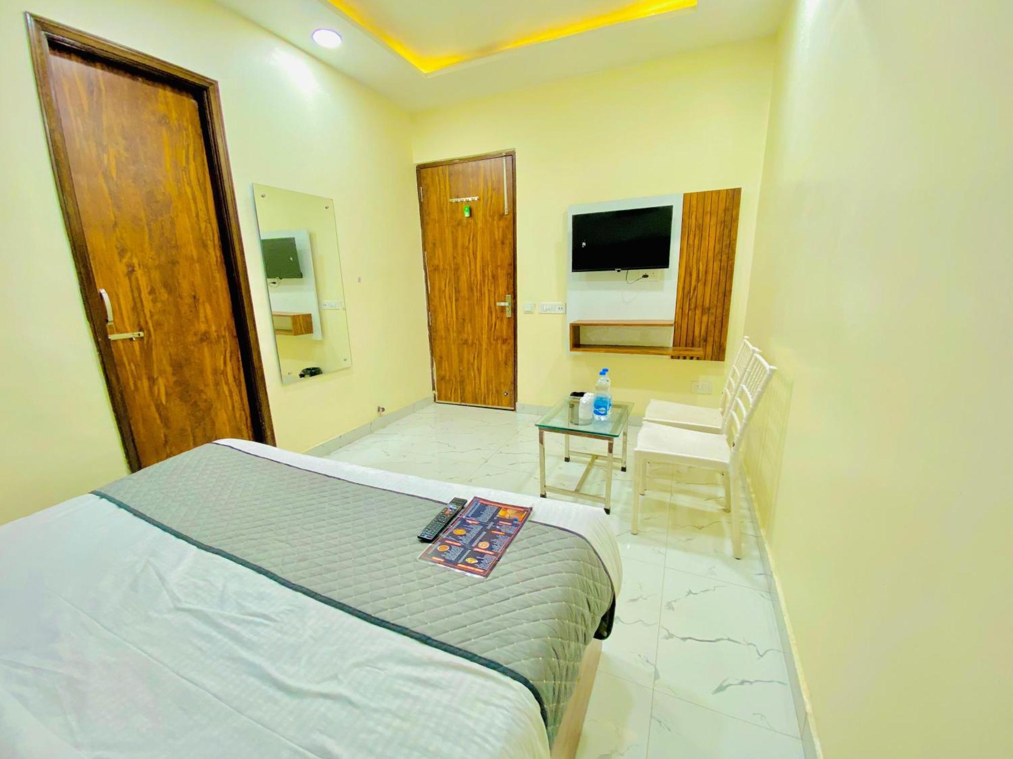 Hotel Holiday First 300 Meter From Golden Temple Amritsar Exteriör bild