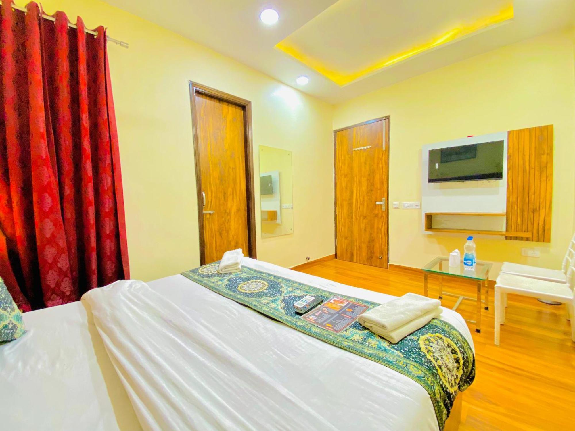 Hotel Holiday First 300 Meter From Golden Temple Amritsar Exteriör bild