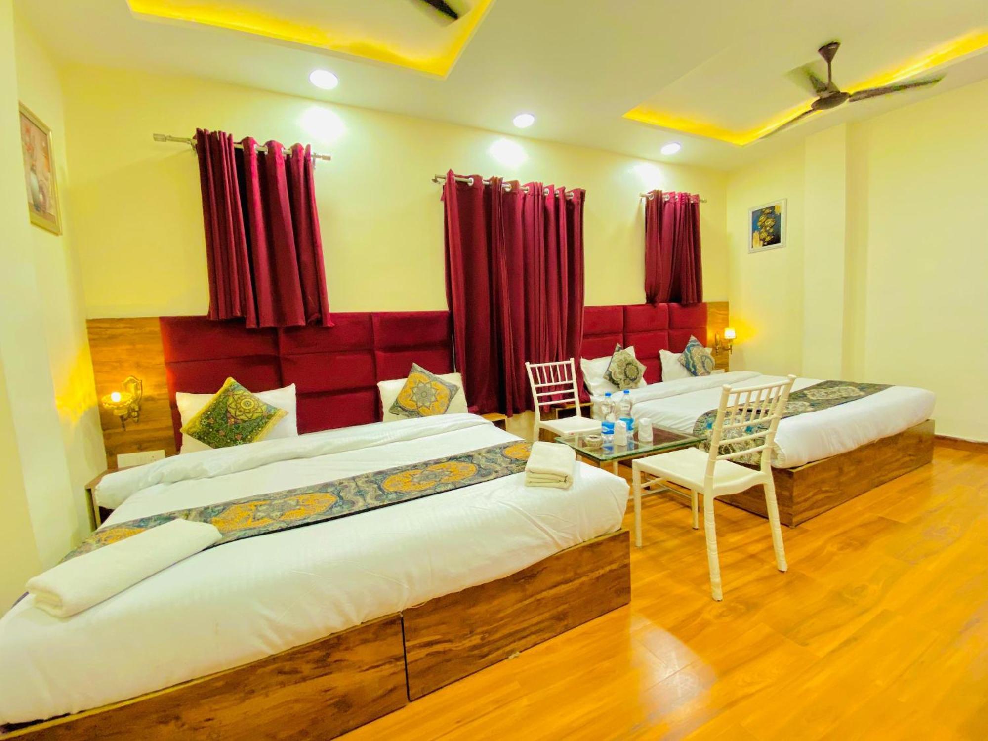 Hotel Holiday First 300 Meter From Golden Temple Amritsar Exteriör bild