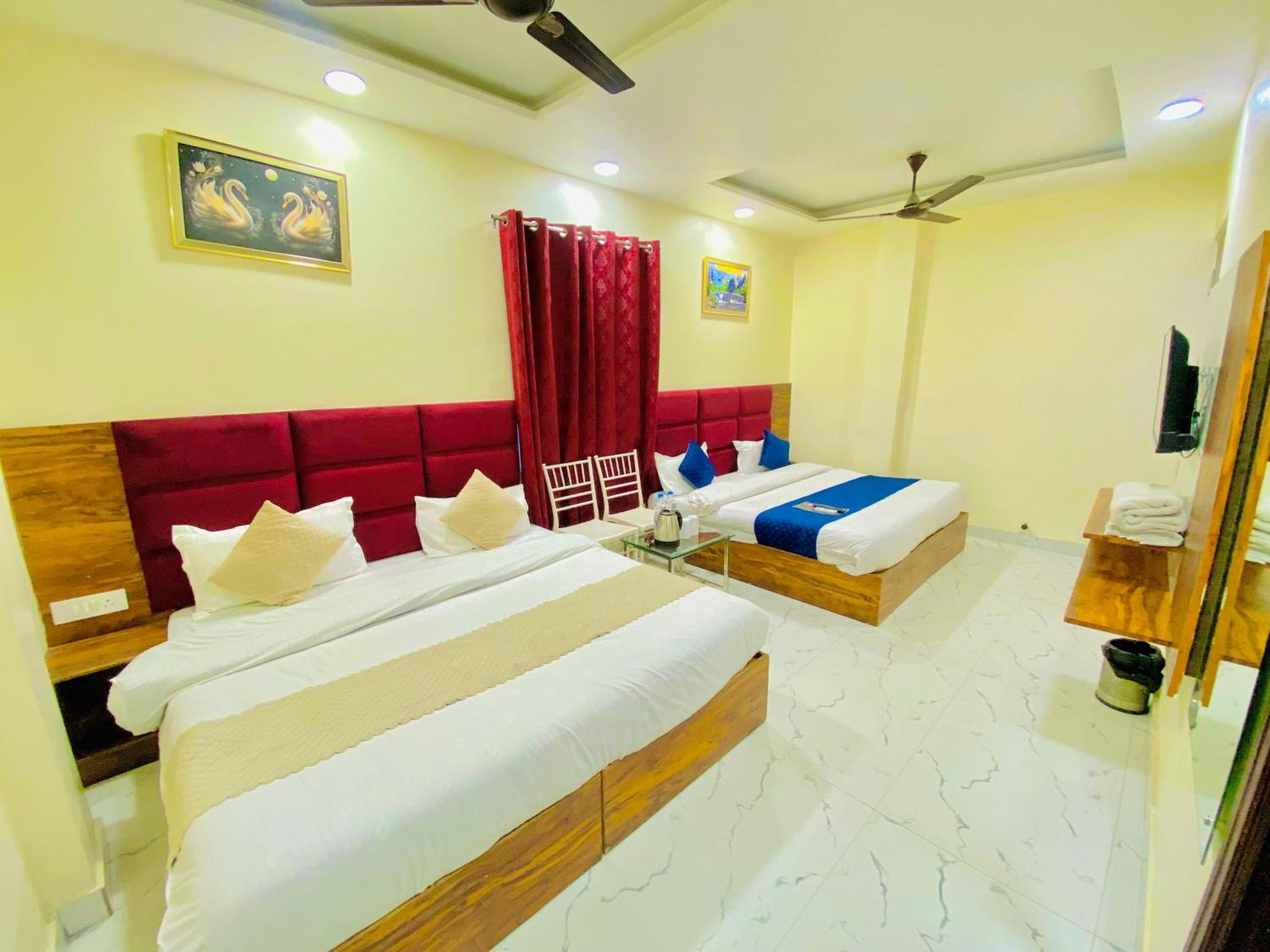Hotel Holiday First 300 Meter From Golden Temple Amritsar Exteriör bild