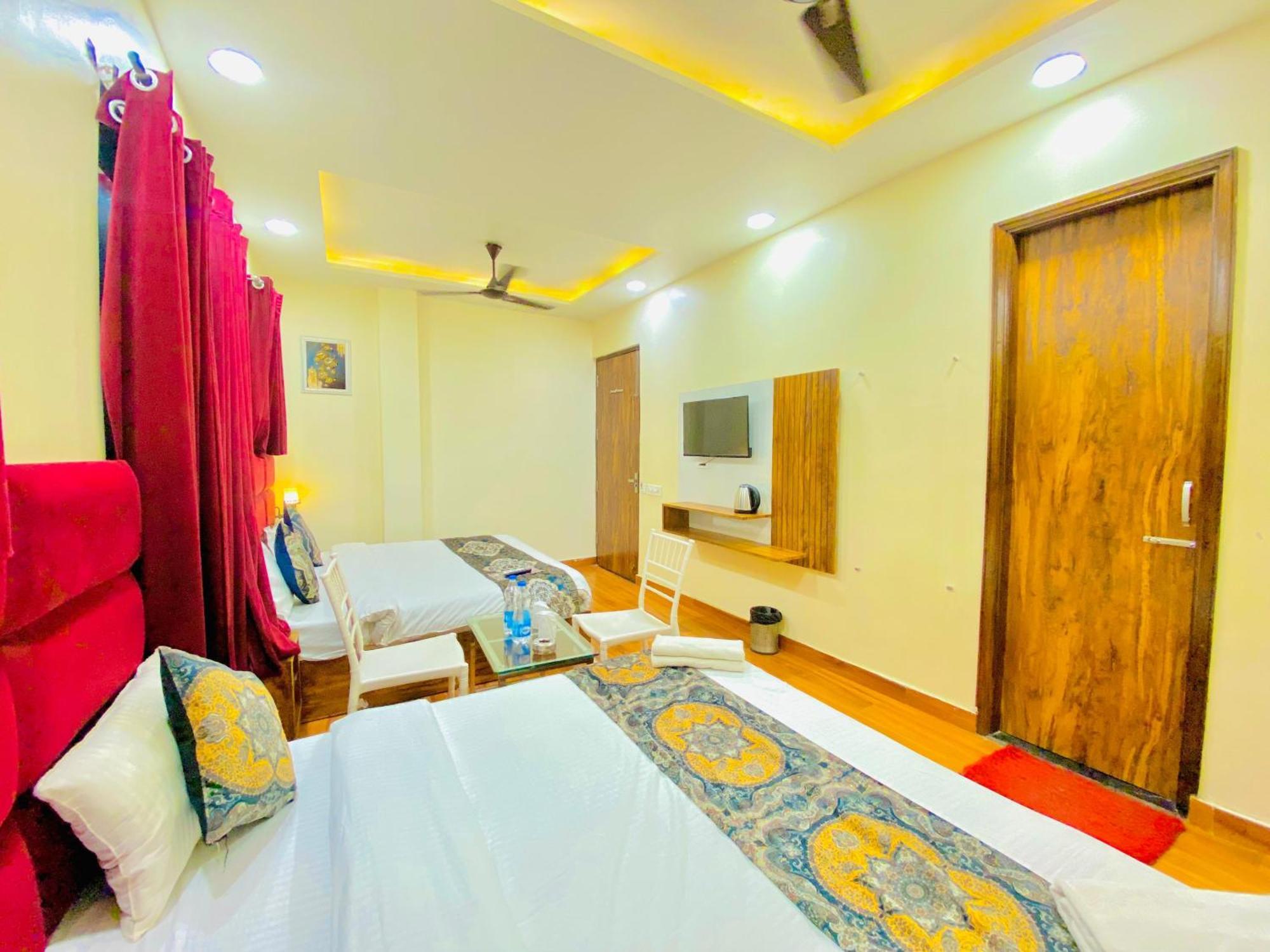 Hotel Holiday First 300 Meter From Golden Temple Amritsar Exteriör bild