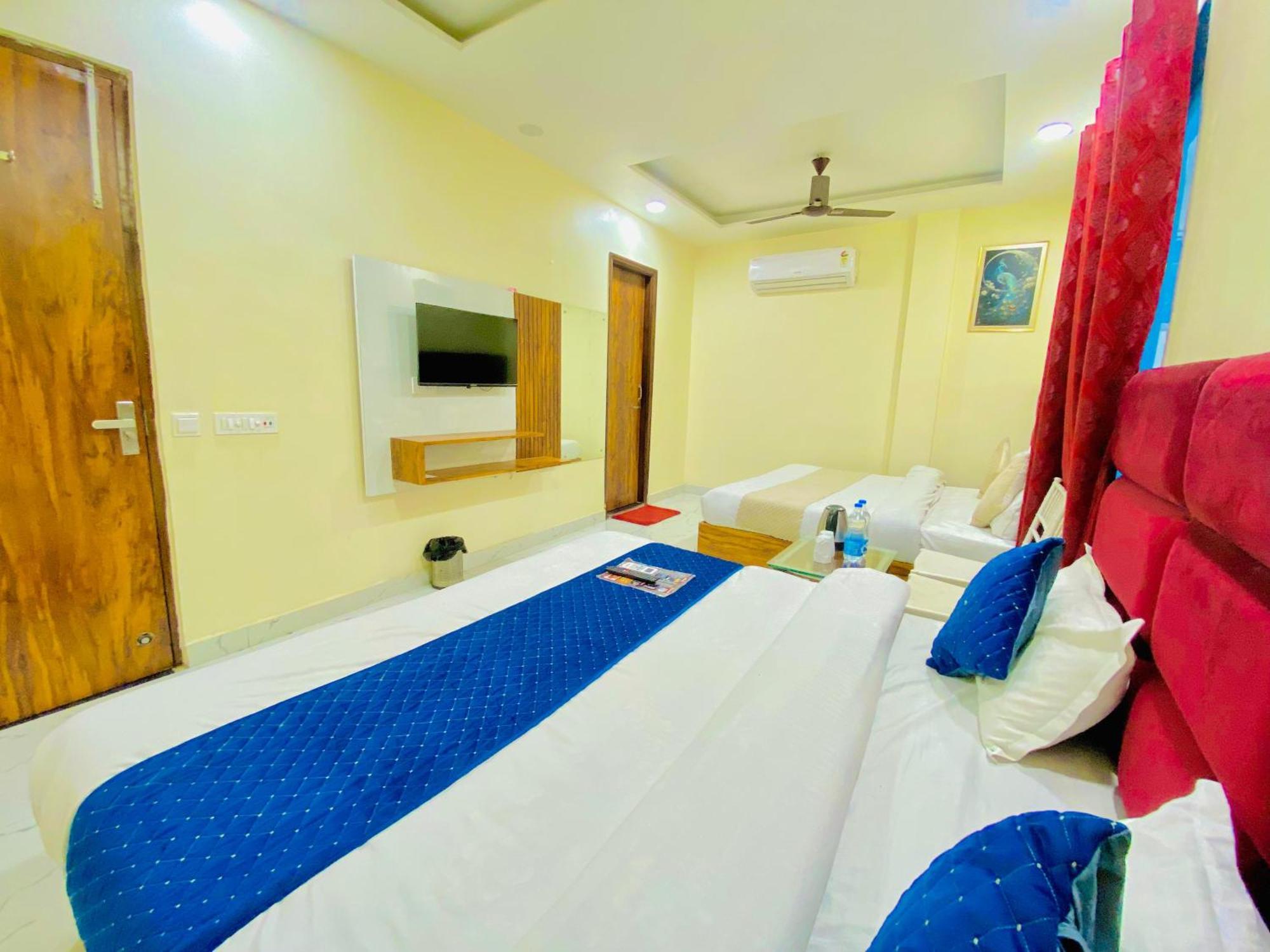 Hotel Holiday First 300 Meter From Golden Temple Amritsar Exteriör bild