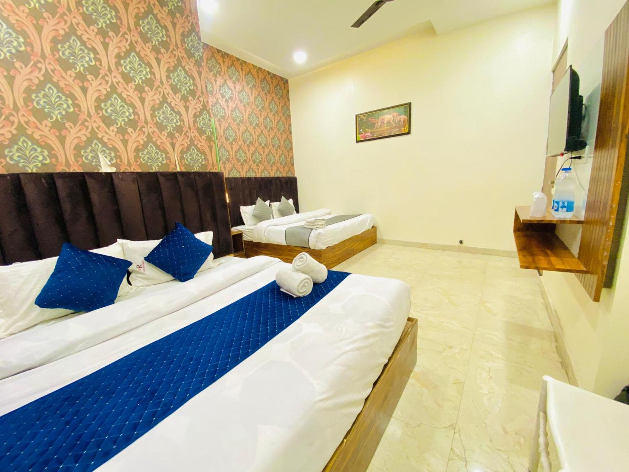Hotel Holiday First 300 Meter From Golden Temple Amritsar Exteriör bild
