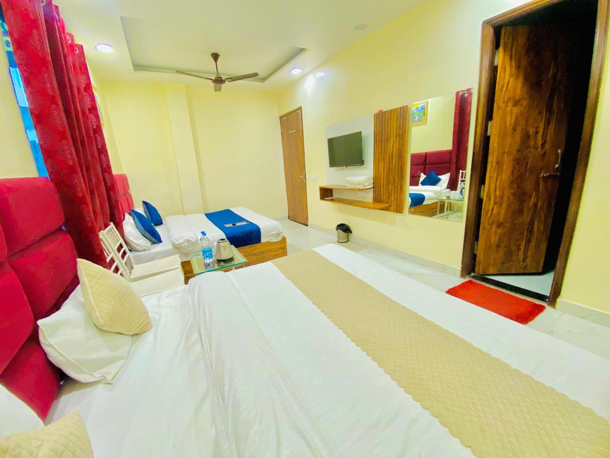 Hotel Holiday First 300 Meter From Golden Temple Amritsar Exteriör bild