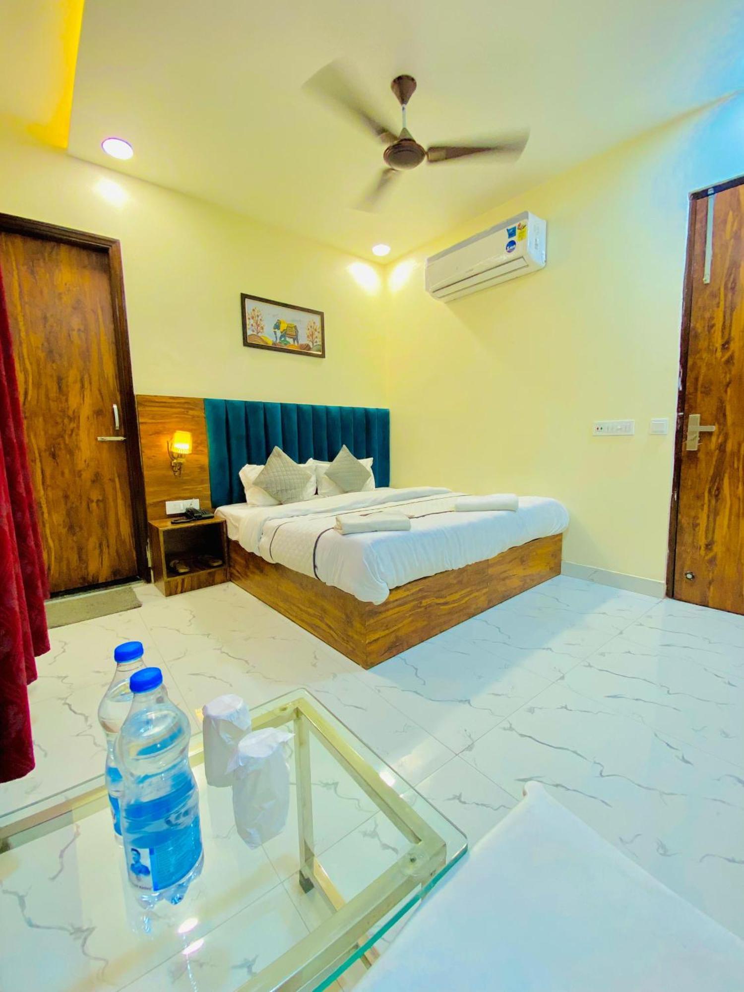 Hotel Holiday First 300 Meter From Golden Temple Amritsar Exteriör bild