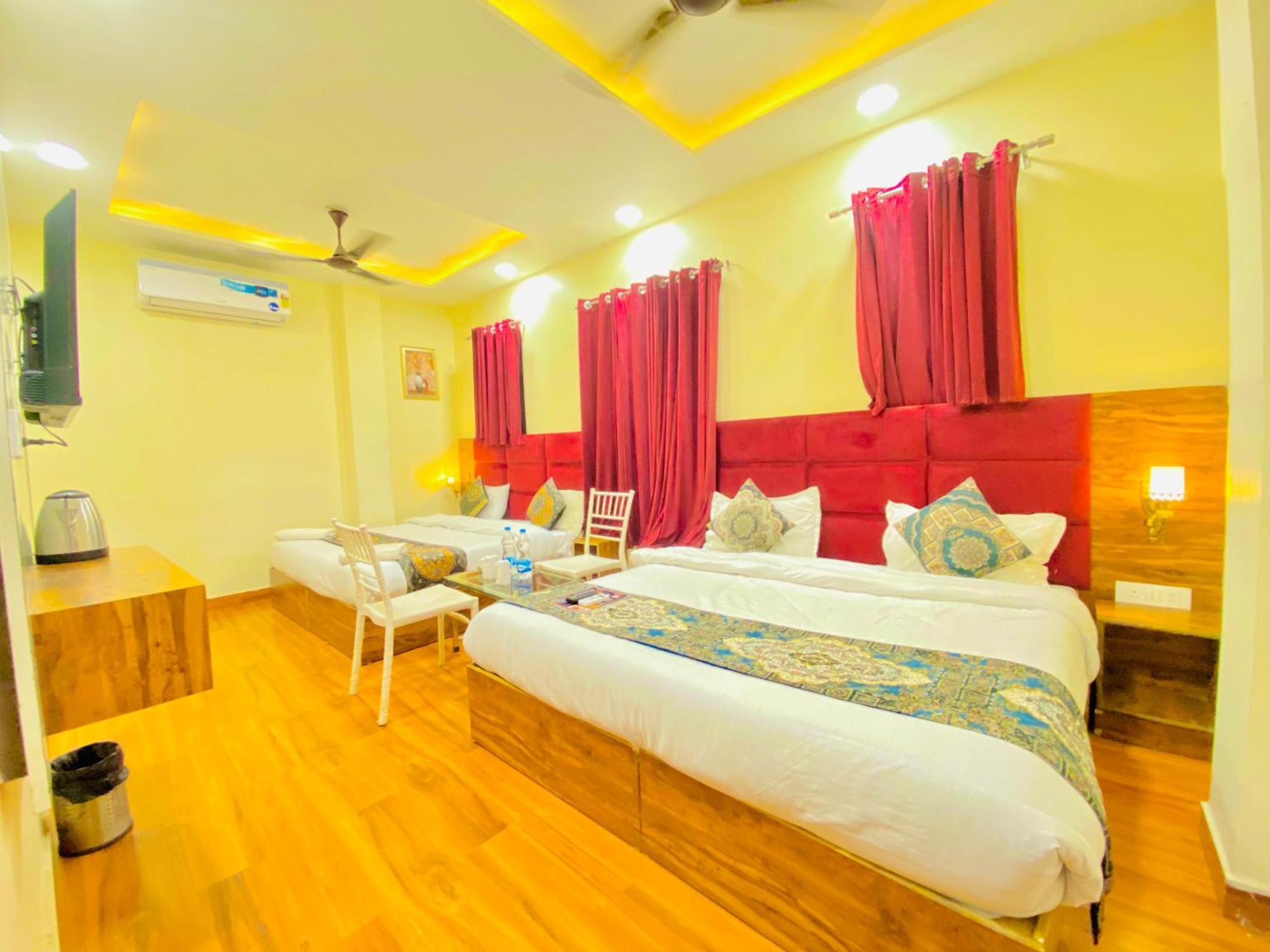 Hotel Holiday First 300 Meter From Golden Temple Amritsar Exteriör bild