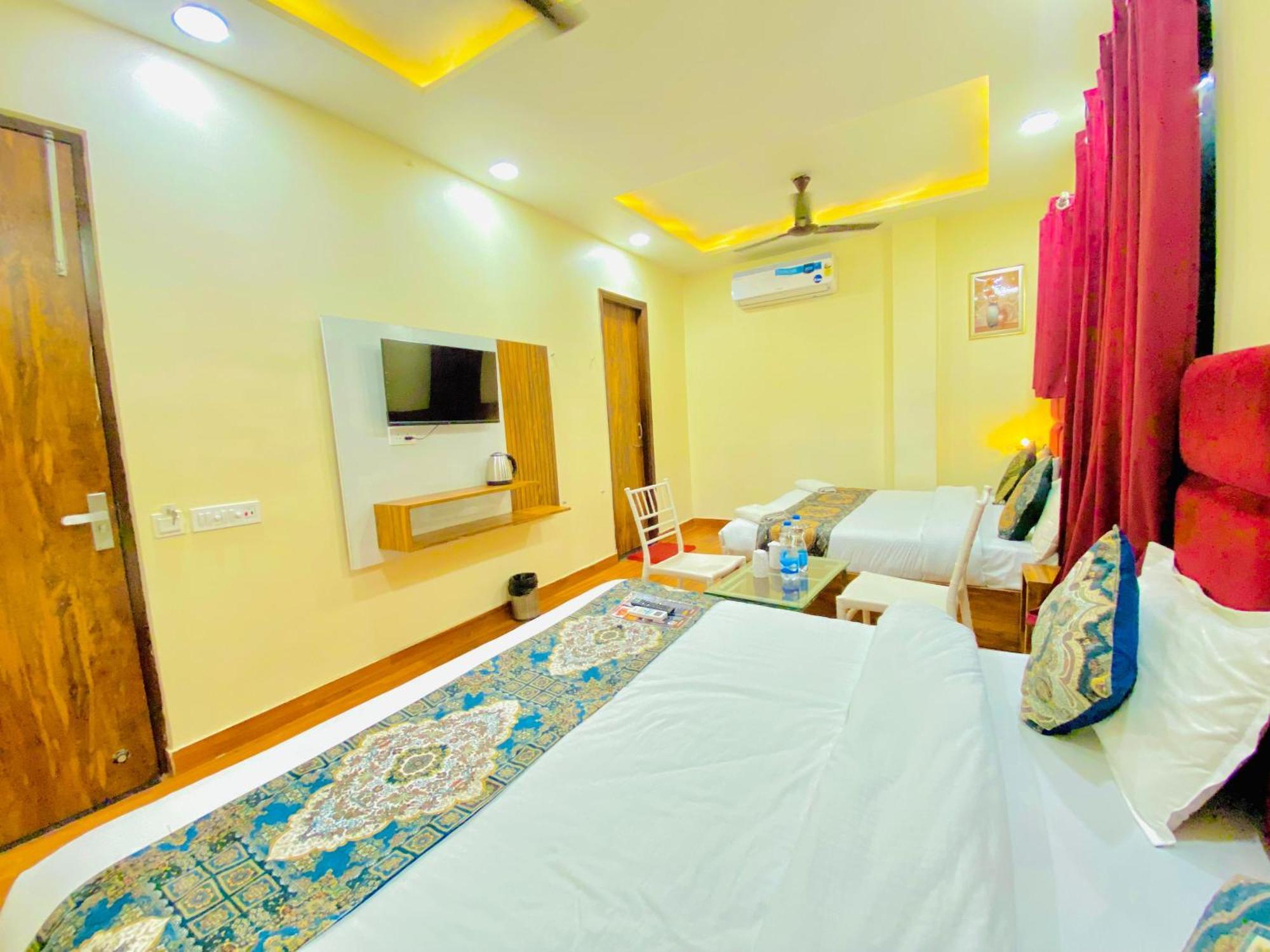 Hotel Holiday First 300 Meter From Golden Temple Amritsar Exteriör bild