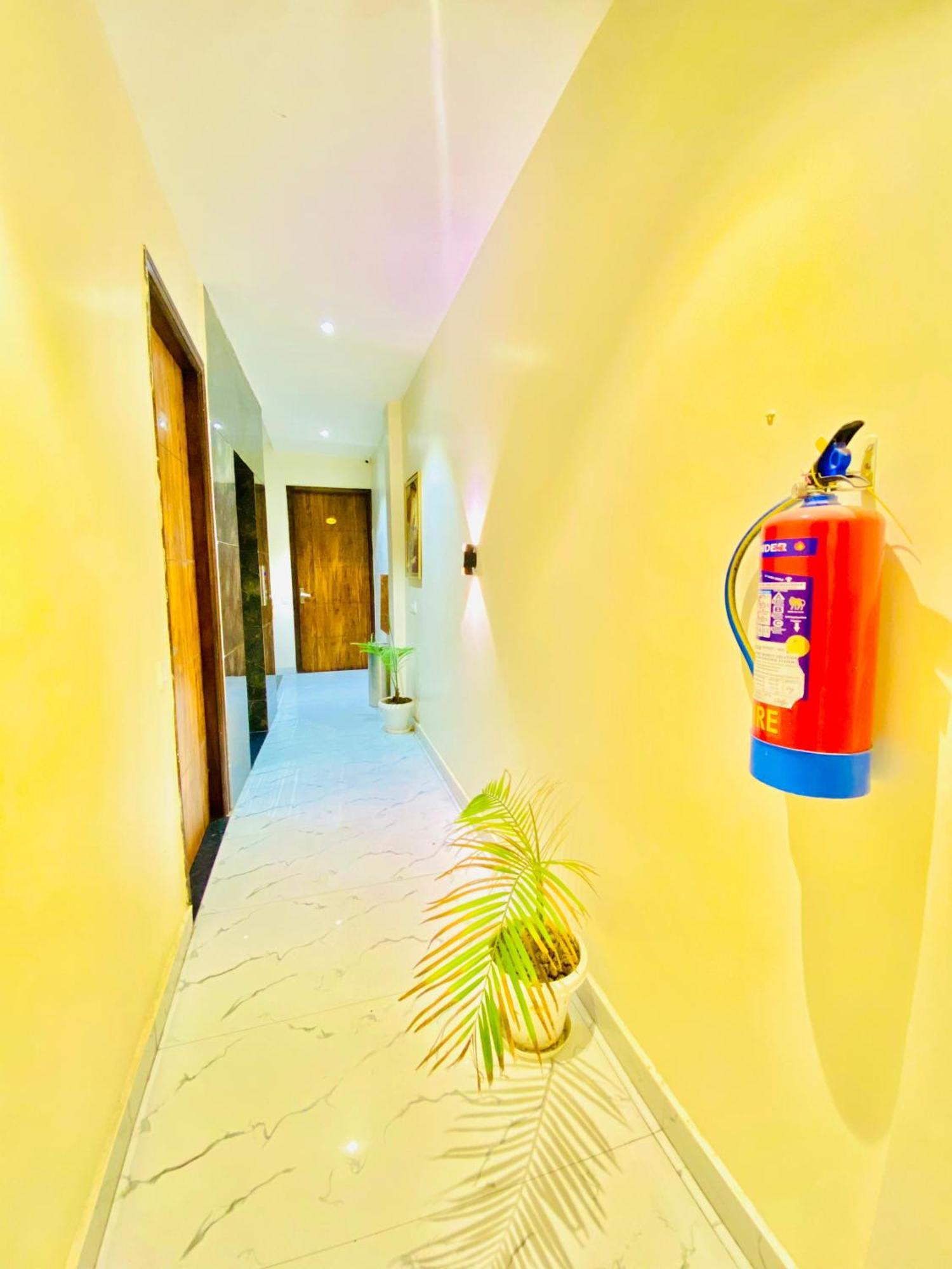 Hotel Holiday First 300 Meter From Golden Temple Amritsar Exteriör bild