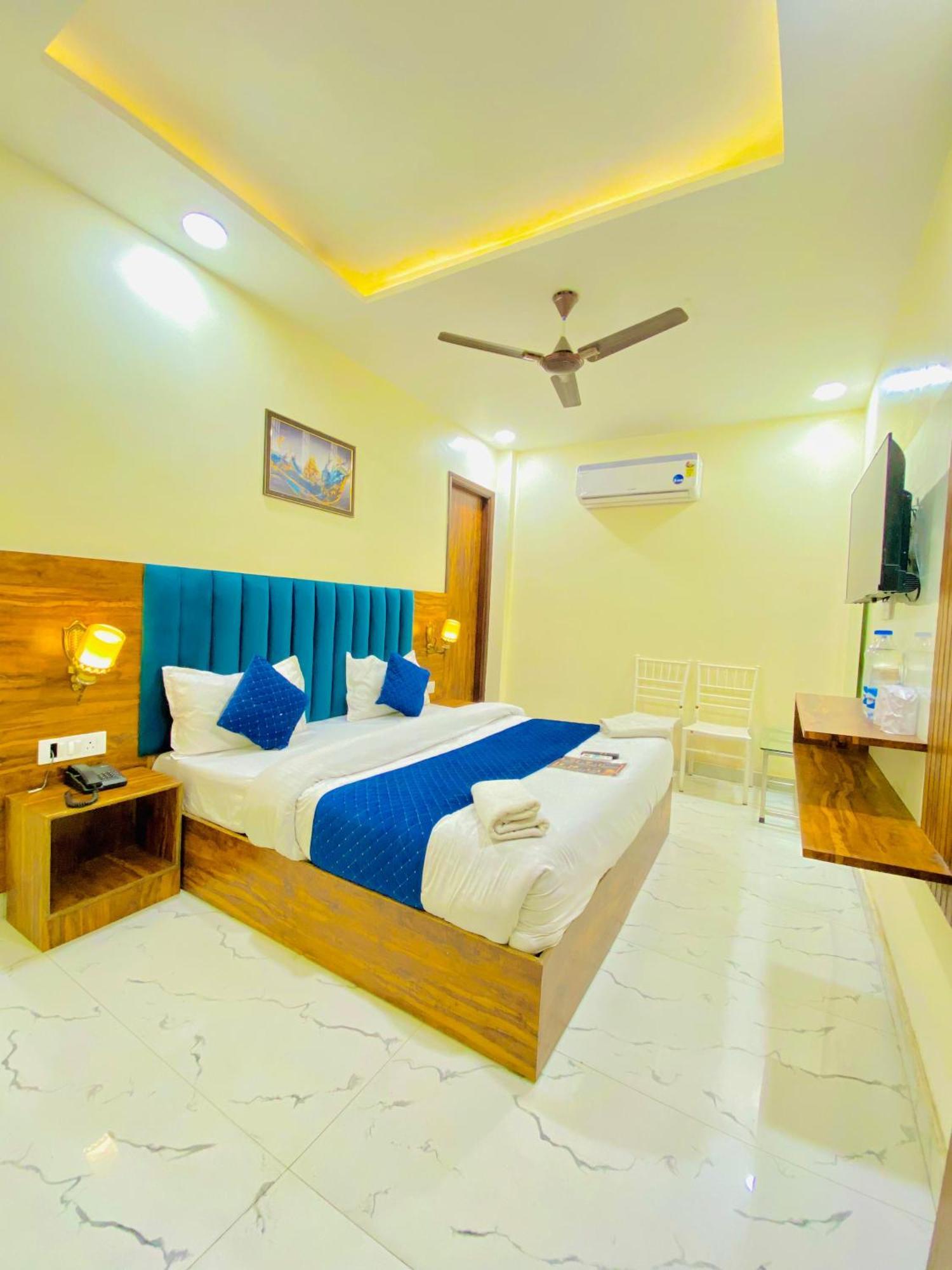 Hotel Holiday First 300 Meter From Golden Temple Amritsar Exteriör bild