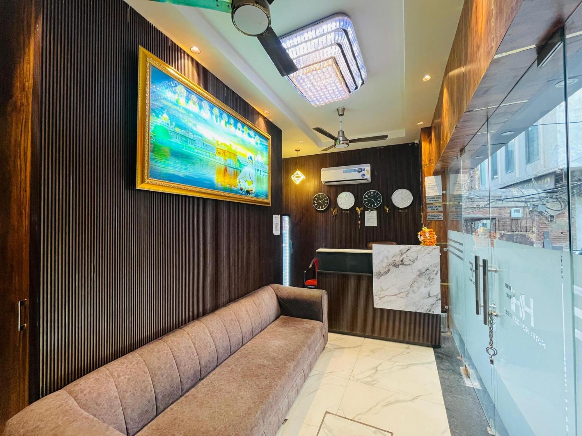 Hotel Holiday First 300 Meter From Golden Temple Amritsar Exteriör bild